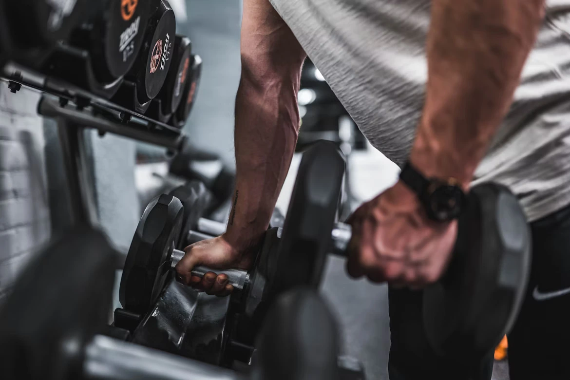 Un antrenor personal explică un exercițiu